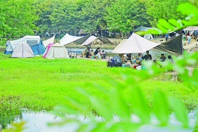 徑山鎮(zhèn)一家露營基地迎來眾多游客。新華社發(fā)