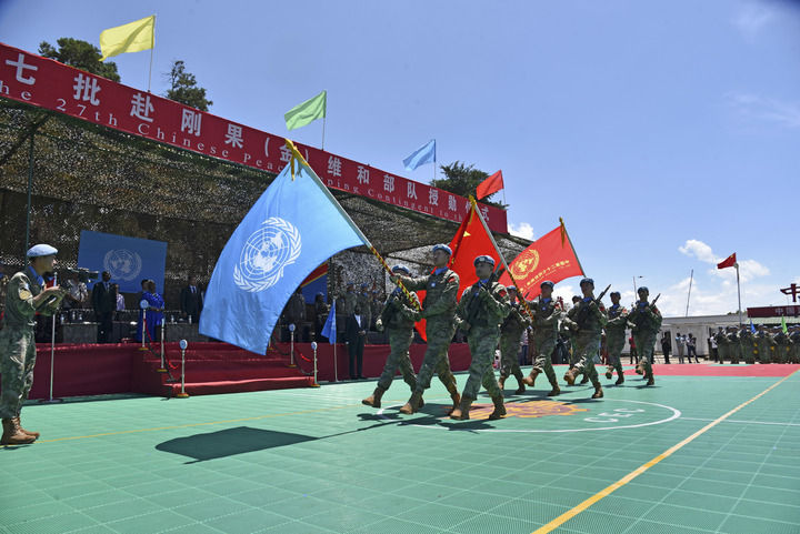 2024年4月9日，在剛果（金）南基伍省布卡武市的中國半島營區(qū)，中國第27批赴剛果（金）維和部隊官兵被授予聯(lián)合國“和平勛章”。新華社發(fā)（中國第27批赴剛果（金）維和部隊供圖）
