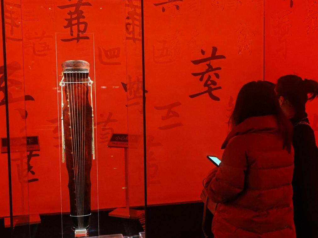 近日，在浙江省博物館之江館區(qū)，故宮博物館收藏的唐“大圣遺音”琴在“‘故宮·茶世界’觀茶——茶文化精品展”展出。新華社記者 馮源 攝