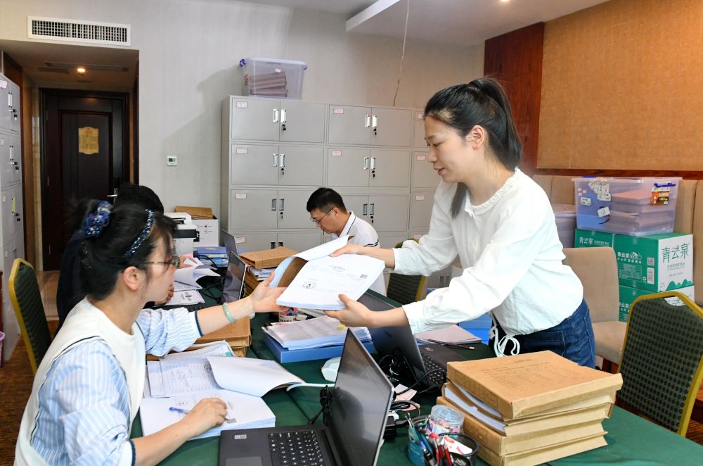 福州市委巡察機(jī)構(gòu)對全市法院系統(tǒng)開展提級聯(lián)動交叉巡察。在永泰縣駐地，巡察組工作人員查看財務(wù)憑證（2024年5月21日攝）。新華社記者 林善傳 攝