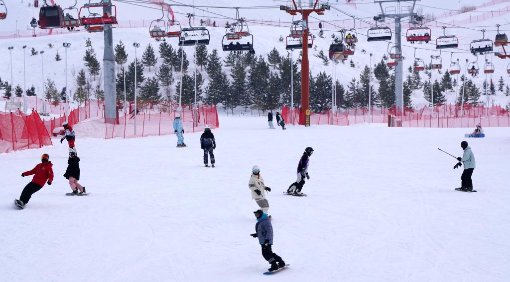 2025年1月8日，滑雪愛好者在新疆阿勒泰市將軍山滑雪場(chǎng)的雪道上滑行。新華社記者 張嘯誠(chéng) 攝