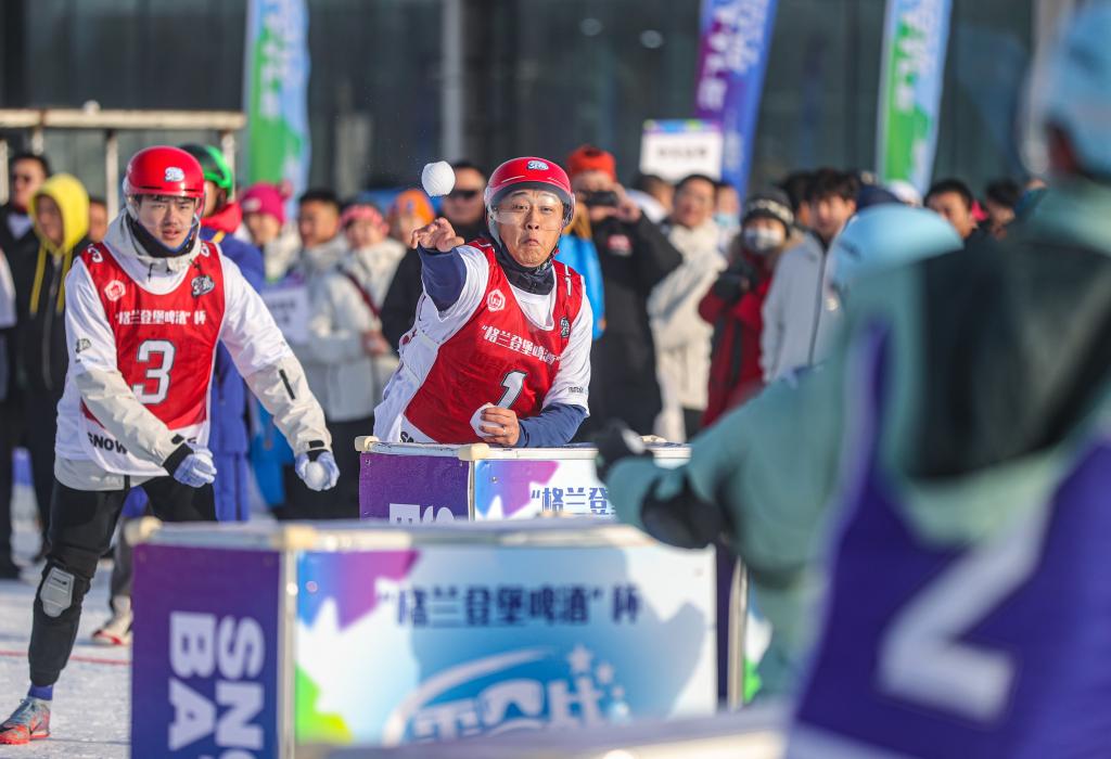 2024年12月30日，選手在“2024—2025遼寧省全民雪合戰(zhàn)冠軍賽”中“打雪仗”。新華社記者 潘昱龍 攝