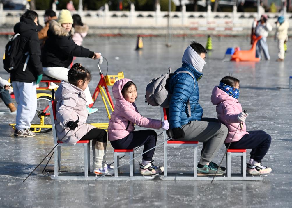 2025年1月19日，在北京什剎海冰場，小朋友和家長一起體驗冰上運動。新華社記者 張晨霖 攝