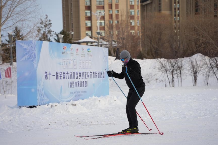 在呼倫貝爾，滑雪愛好者在城市越野滑雪公園內(nèi)滑雪。人民網(wǎng)記者 苗陽攝