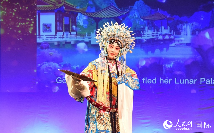 京劇經(jīng)典選段《貴妃醉酒》。人民網(wǎng)記者 殷淼攝
