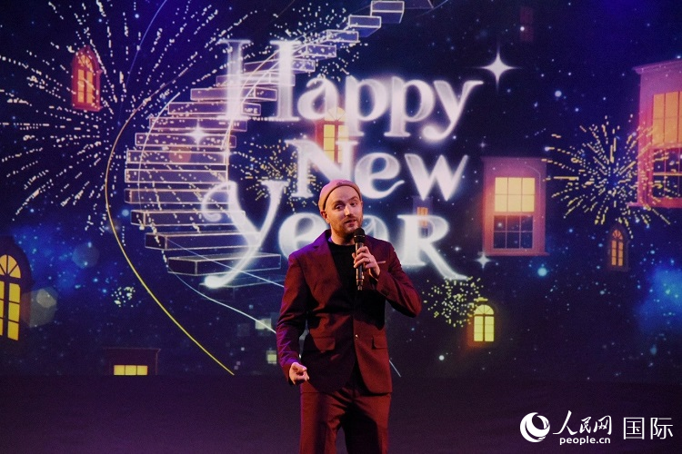瑞典籍歌手天木演唱歌曲《Happy New Year》。人民網(wǎng)記者 殷淼攝