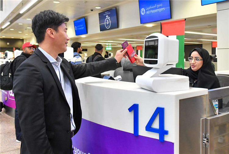 1月22日，迪拜免稅店聯(lián)合迪拜移民局向入境中國旅客贈送新年賀禮。迪拜移民局供圖