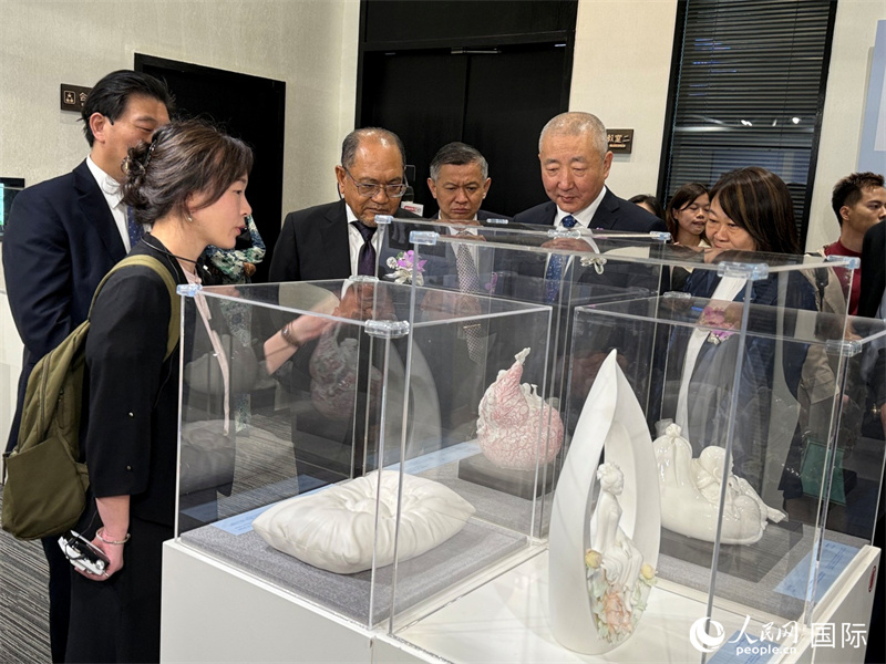嘉賓在參觀展覽。 人民網(wǎng)記者 章念生攝