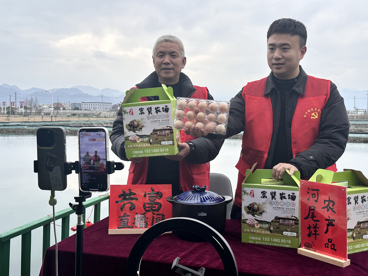 在蒼南金鄉(xiāng)鎮(zhèn)，永興、半浹連、河尾垟?shù)犬?dāng)年受災(zāi)的臨近村落，正連片建設(shè)美麗江南水鄉(xiāng)新景。圖為河尾垟村設(shè)在河邊的“共富直播間”。金鄉(xiāng)鎮(zhèn) 供圖
