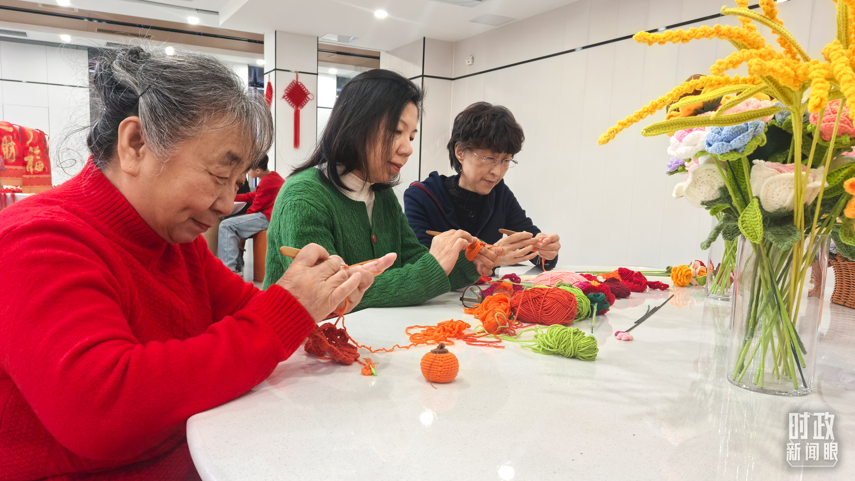 長安社區(qū)黨群服務(wù)中心里，居民們正在制作手工藝品。（總臺央視記者鐘銳拍攝）