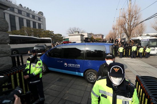  1月21日，尹錫悅乘坐的車輛進入韓國首爾的憲法法院。新華社記者姚琪琳攝