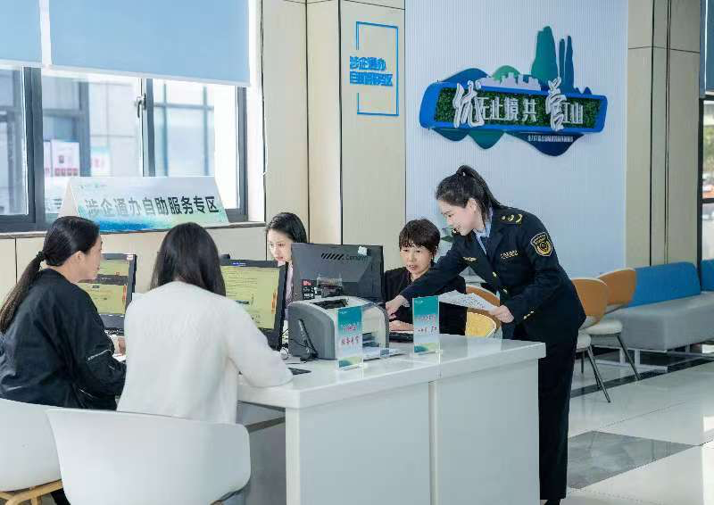工作人員指導(dǎo)企業(yè)一次性完成信息填報(bào)。圖片來(lái)源：浙江衢州市市場(chǎng)監(jiān)督管理局