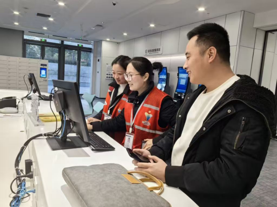 工作人員幫助企業(yè)辦理遷移申請(qǐng)網(wǎng)上填報(bào)。圖片來(lái)源：浙江衢州市市場(chǎng)監(jiān)督管理局