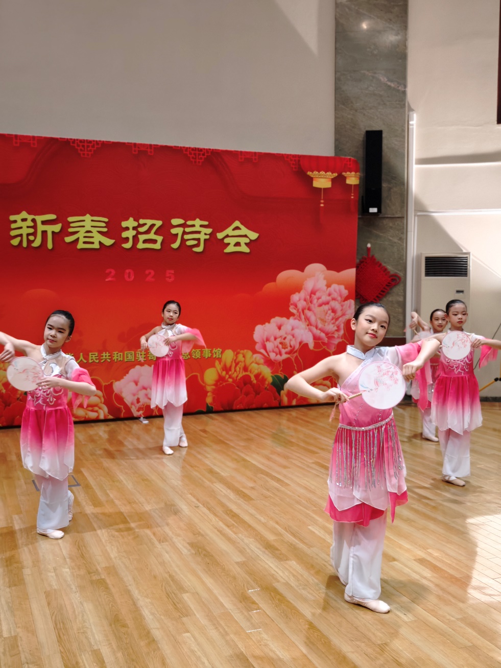 兒童舞蹈表演。中國駐哥德堡總領(lǐng)館供圖