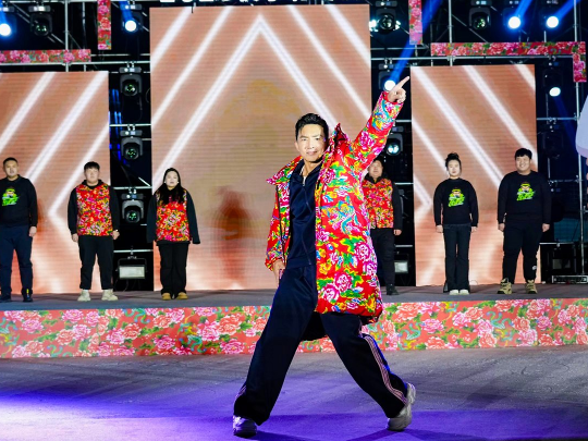 健身教練劉畊宏耐心帶領(lǐng)現(xiàn)場以及線上的朋友們進行熱身。人民網(wǎng)記者 許維娜攝