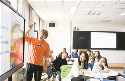 圖為青海民族大學(xué)師范學(xué)院學(xué)生使用互動(dòng)屏幕進(jìn)行課堂交流。新華社記者 張龍攝