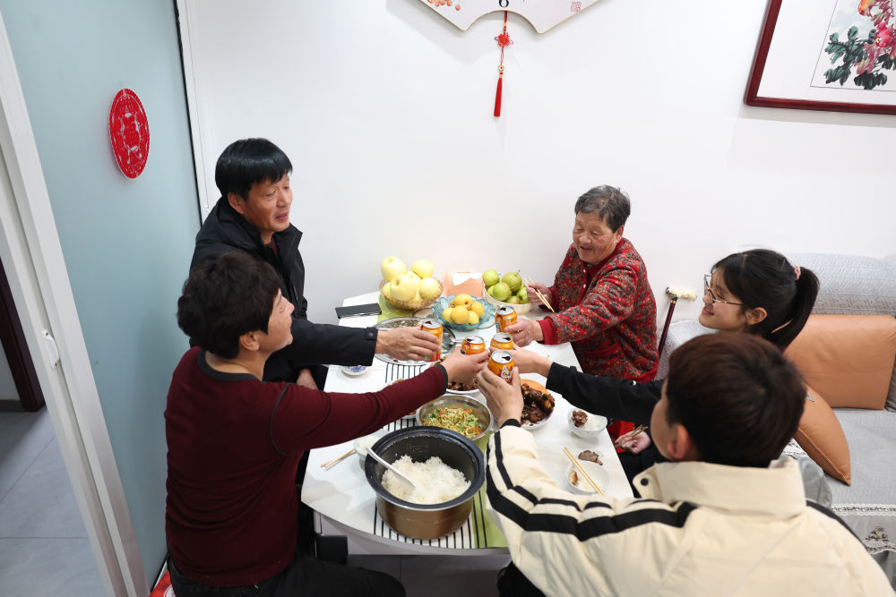 2025年1月22日，遼寧省葫蘆島市綏中縣祝家溝村村民朱西存一家在新房里。新華社記者姚劍鋒 攝
