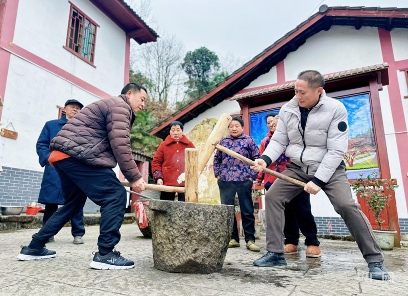 游客在神山村體驗打糍粑（央廣網發(fā) 肖江峰 攝）