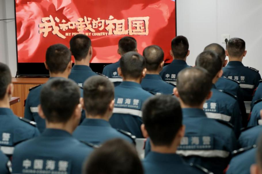 1月25日，中國海警海鷗艦組織艦上執(zhí)法員觀看紅色電影。