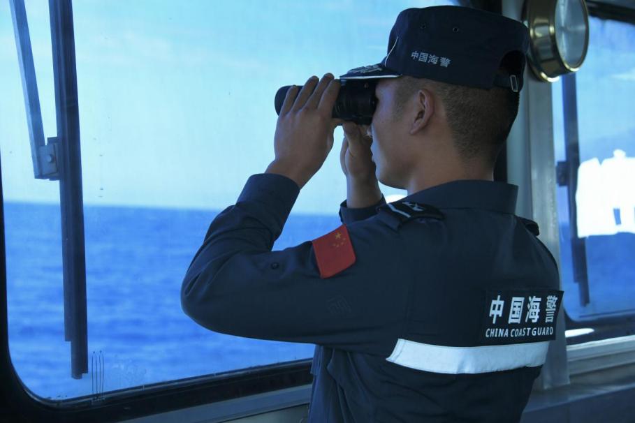 1月27日，中國海警海鷗艦執(zhí)法員在巡航期間執(zhí)勤瞭望。