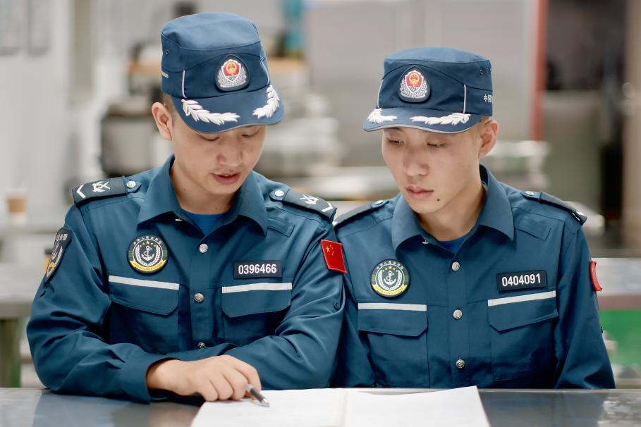 1月27日，中國海警海鷗艦執(zhí)法員研習(xí)設(shè)備維修保養(yǎng)案例。