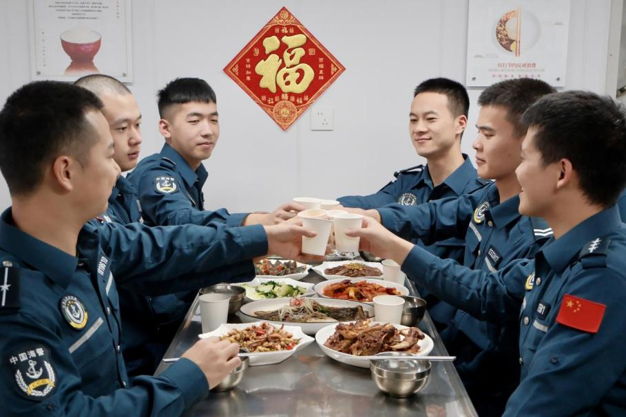 1月28日，在中國海警海鷗艦上，執(zhí)法員們聚餐慶祝農(nóng)歷春節(jié)。