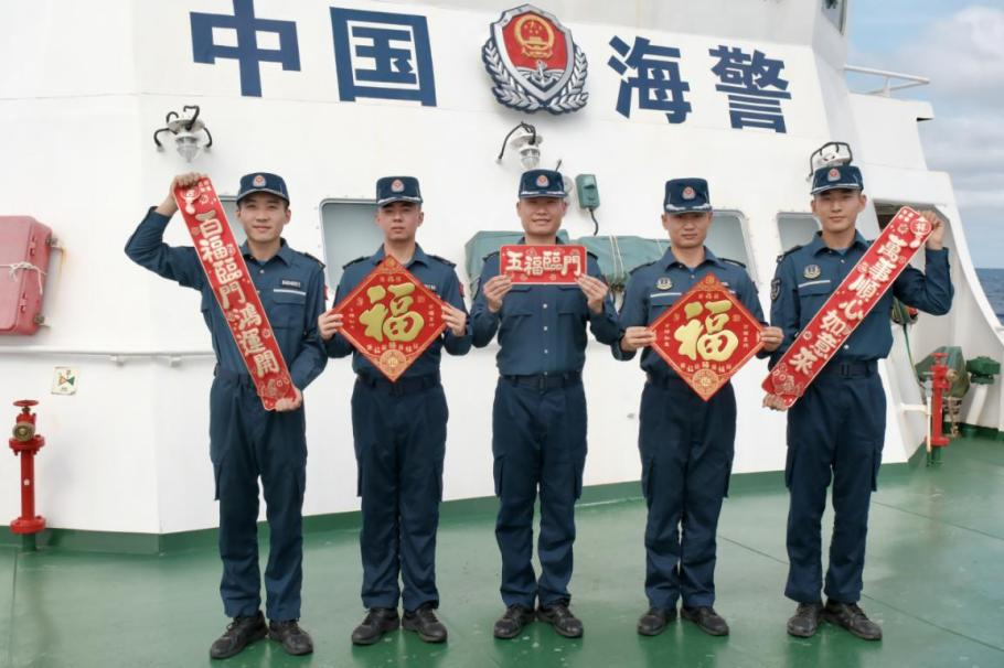 1月27日，中國海警海鷗艦執(zhí)法員們展示春聯(lián)福字，慶祝農(nóng)歷春節(jié)。