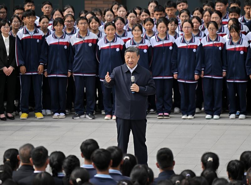 △2024年6月18日，習(xí)近平總書記在青海果洛西寧民族中學(xué)考察時(shí)，同師生們親切交流。