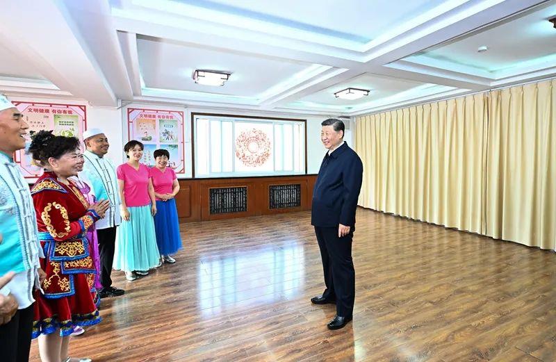 △2024年6月19日，寧夏銀川市金鳳區(qū)長(zhǎng)城花園社區(qū)活動(dòng)室，習(xí)近平總書記同社區(qū)居民親切交流。