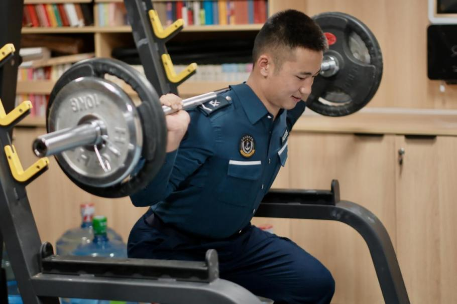 1月23日，在中國海警海鷗艦上，執(zhí)法員在值守間隙鍛煉身體。