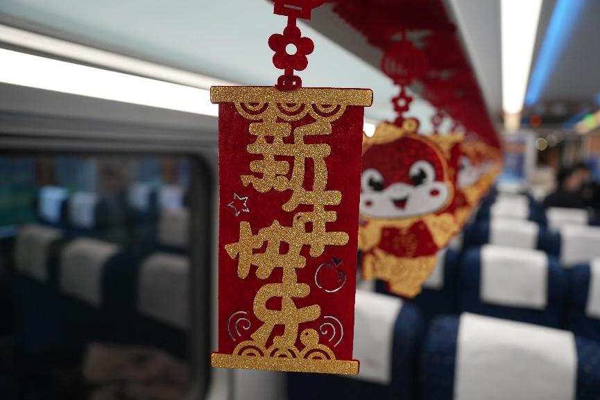 “井岡山號(hào)”列車(chē)春晚車(chē)廂布置。人民網(wǎng) 歐陽(yáng)易佳攝