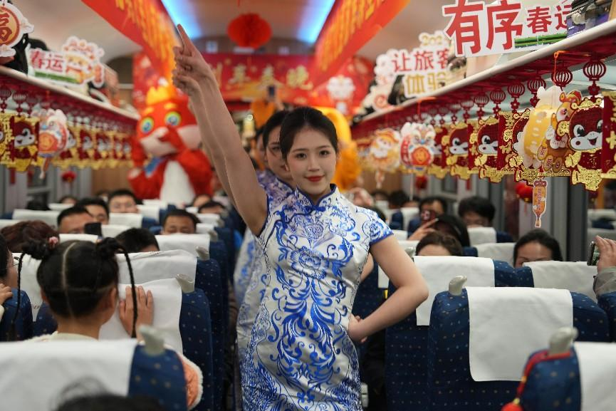 列車(chē)乘務(wù)員身穿青花瓷元素服飾表演節(jié)目。人民網(wǎng) 歐陽(yáng)易佳攝