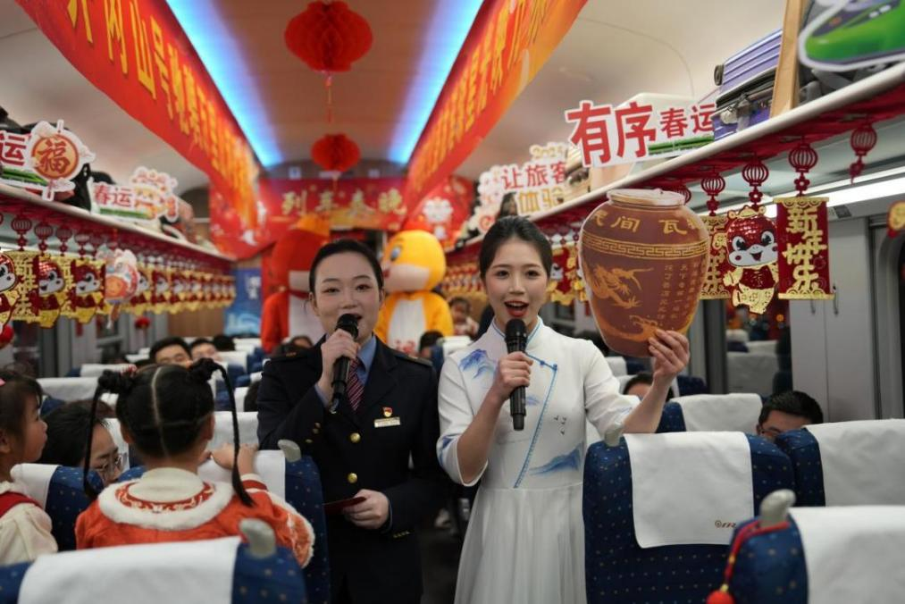 列車(chē)乘務(wù)員向旅客介紹江西美食——瓦罐湯。人民網(wǎng) 歐陽(yáng)易佳攝