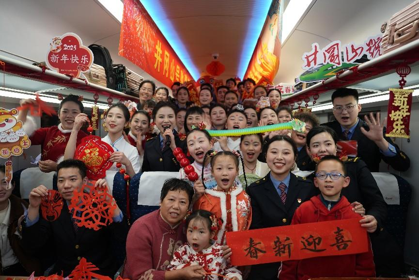 全體演職人員與旅客大合影。人民網(wǎng) 歐陽(yáng)易佳攝