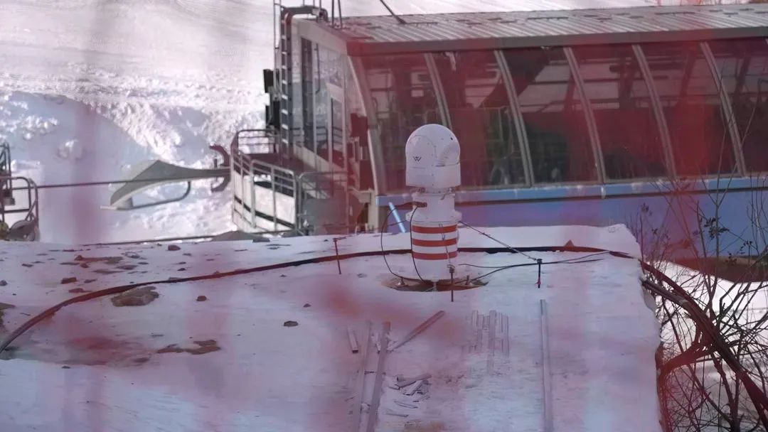 設(shè)在坡面障礙技巧和大跳臺(tái)雪道旁的激光測(cè)風(fēng)雷達(dá)。氣象部門供圖
