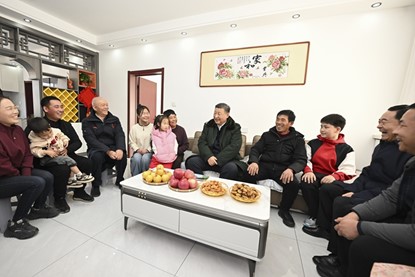 1月22日至24日，中共中央總書記、國家主席、中央軍委主席習(xí)近平冒著嚴(yán)寒來到遼寧，看望慰問基層干部群眾。這是22日下午，習(xí)近平在葫蘆島市綏中縣明水滿族鄉(xiāng)祝家溝村考察時，同村民王寶維一家圍坐一起拉家常。新華社記者 謝環(huán)馳 攝