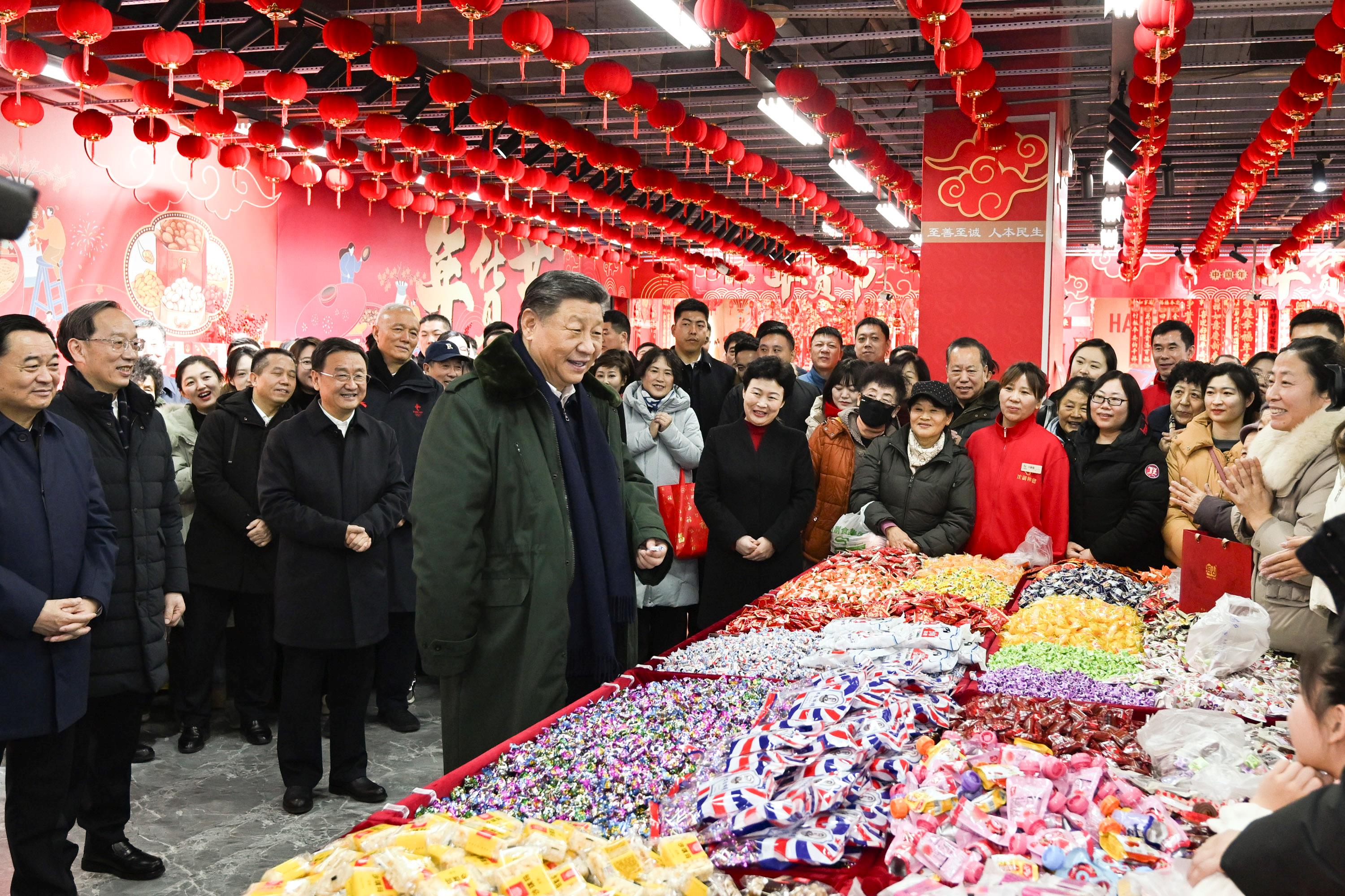 2025年1月23日，習(xí)近平總書記在遼寧沈陽大東副食品商場考察時，同店主和顧客親切交流，向大家致以新春祝福。