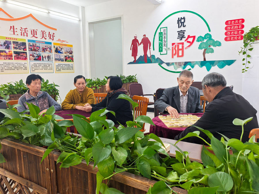 圖為湖北省咸寧市嘉魚縣潘家灣鎮(zhèn)四邑村養(yǎng)老服務(wù)驛站一角（2024年11月5日攝）。新華社記者 肖藝九 攝