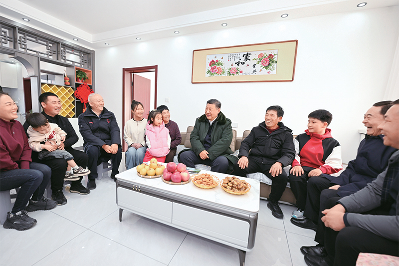 2025年1月22日至24日，中共中央總書記、國家主席、中央軍委主席習近平冒著嚴寒來到遼寧，看望慰問基層干部群眾。這是22日下午，習近平在葫蘆島市綏中縣明水滿族鄉(xiāng)祝家溝村考察時，同村民王寶維一家圍坐一起拉家常。 新華社記者 謝環(huán)馳/攝