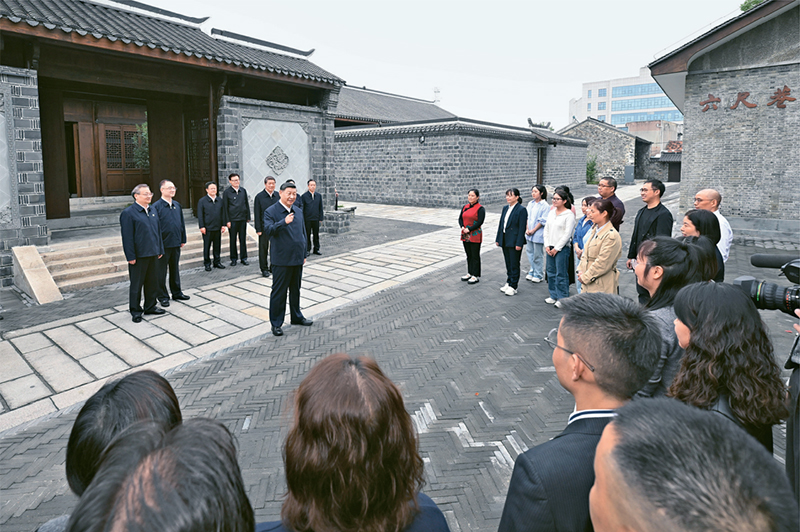 2024年10月17日至18日，中共中央總書記、國家主席、中央軍委主席習近平在安徽考察。這是17日下午，習近平在安慶桐城市六尺巷考察時，同當地居民和游客親切交流。 新華社記者 申宏/攝