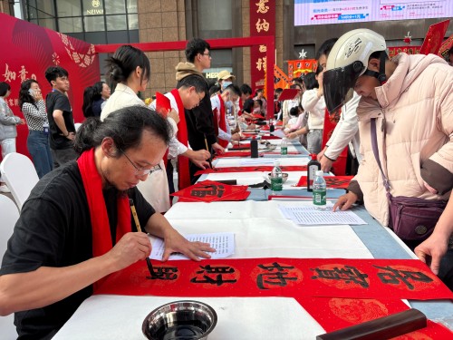 活動現(xiàn)場贈送春聯(lián)和福字。人民網(wǎng) 陳葉欣攝