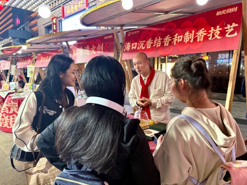 魏希望在非遺集市上介紹沉香。人民網(wǎng) 陳葉欣攝