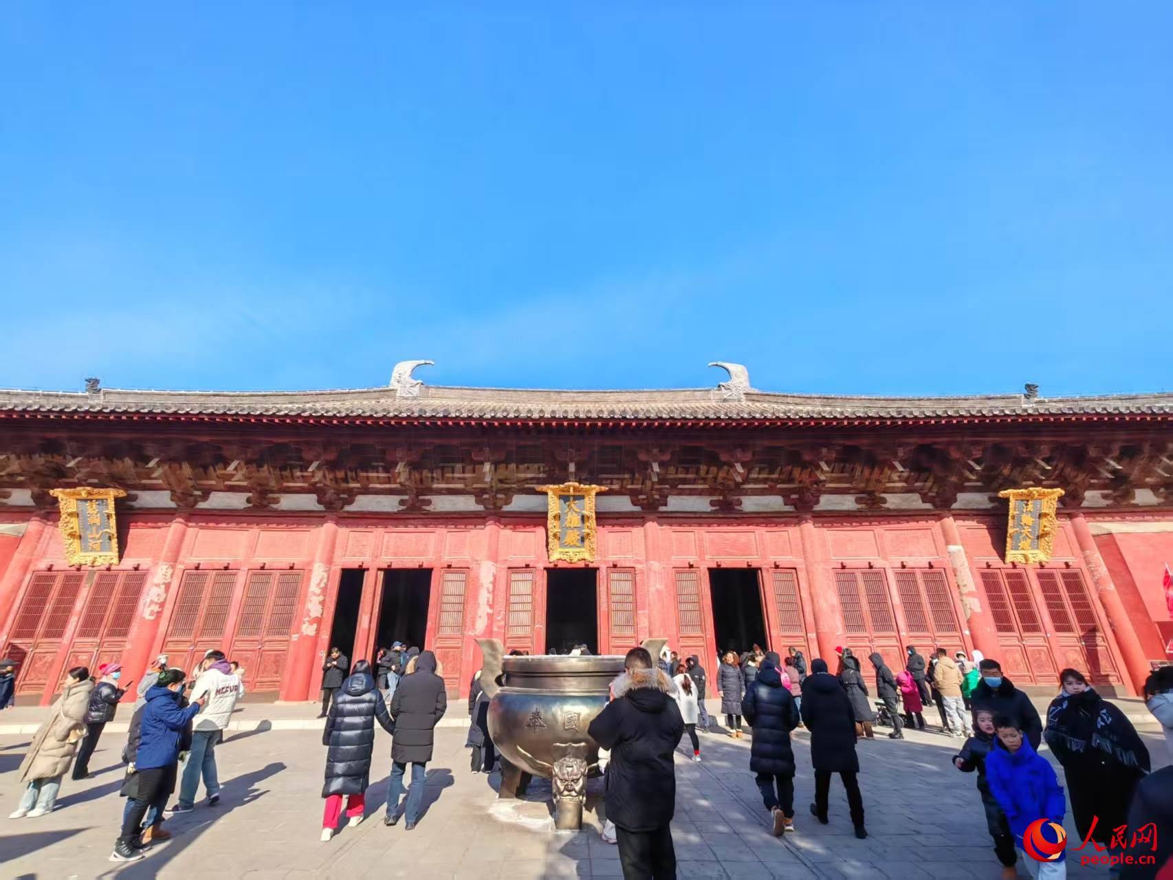 奉國(guó)寺的大雄殿外。人民網(wǎng)記者 王子鋒攝