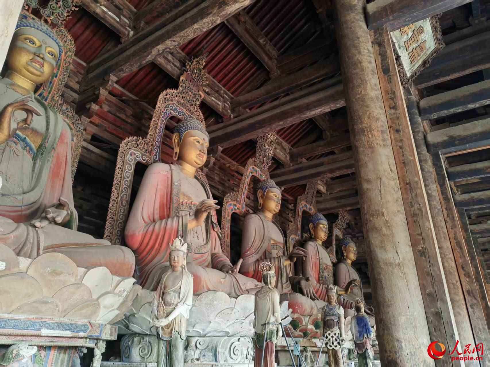 大雄殿內(nèi)的佛像。人民網(wǎng)記者 王子鋒攝