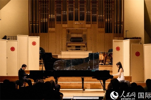 旅英鋼琴家李勁峰和郭鑫弈雙鋼琴“斗琴”。楊浩鵬攝