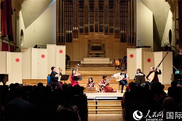 英國(guó)中樂(lè)團(tuán)和倫敦魯特琴樂(lè)團(tuán)演奏《絲綢之韻》。楊浩鵬攝