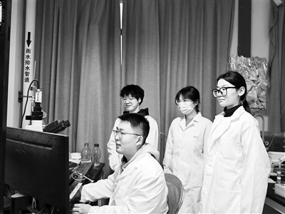 西安交通大學教授王昌河團隊在進行多巴胺分泌電化學檢測。受訪者供圖