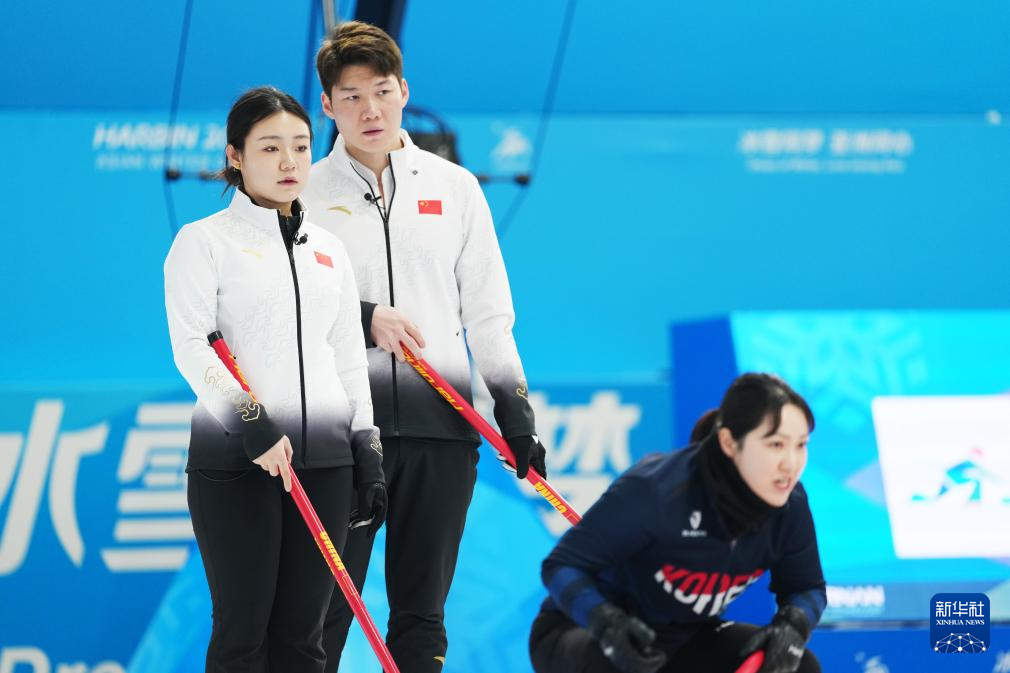 2月6日，中國隊選手王智宇（中）、韓雨（左）在比賽中。新華社記者 王松 攝