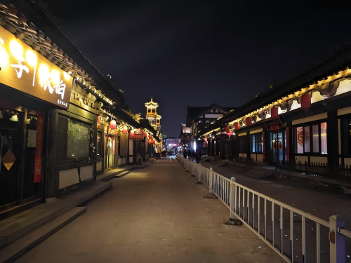 道歉公告發(fā)布后，夜晚10時的古城。人民網(wǎng)記者 黃鈺攝