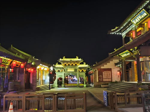 道歉公告發(fā)布后，凌晨5時的古城。人民網(wǎng)記者 黃鈺攝